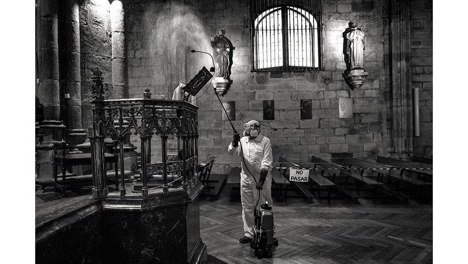 El sacristán de la basílica de Begoña desinfecta la iglesia de COVID-19 después de la celebración de la Misa. La diócesis de Bilbao adoptó todas las medidas de seguridad posibles frente al COVID-19 para afrontar la nueva normalidad a la que el virus nos obliga.El 14 de marzo, cuando había alrededor de 6.000 casos y 200 muertes en España, el gobierno español declaró el estado de alarma en todo el país con el fin de frenar la emergencia sanitaria causada por la pandemia de COVID-19. A mediados de mayo, España era el quinto país en cuanto a casos confirmados (232.037 positivos), por detrás de Estados Unidos, Rusia, Brasil y el Reino Unido, y también el quinto país en cuanto al número de muertes, por detrás de Estados Unidos, el Reino Unido, Italia y Francia. Se estima que la pandemia ha causado más de 70.000 muertes en España, de las cuales más de 50.000 han sido confirmadas mediante prueba PCR. La gran mayoría de los fallecidos eran personas mayores de 65 años. Según un estudio de seroprevalencia, hasta junio, el 5% de la población española había sido infectada por el virus.