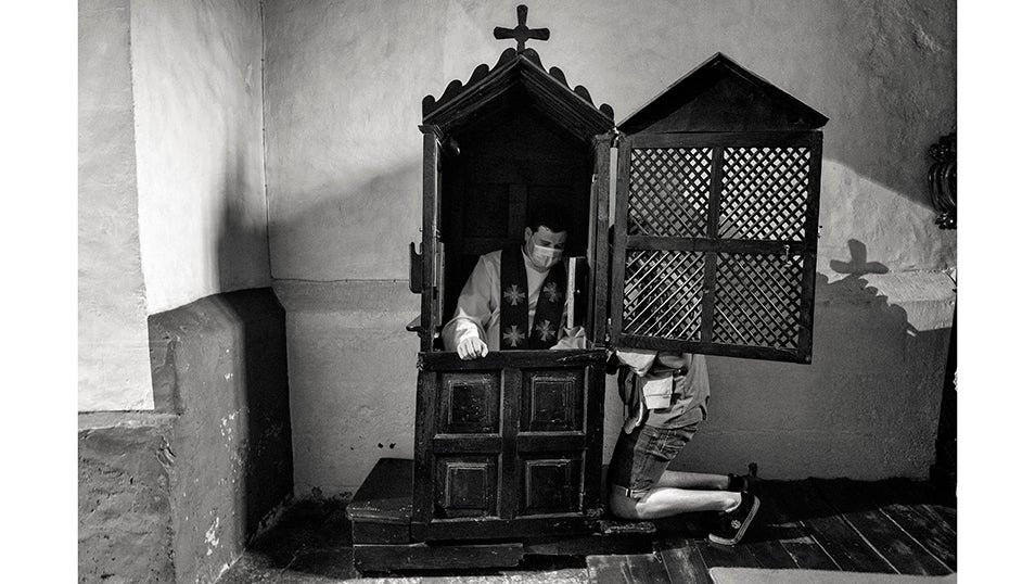 1 de junio de 2020: El padre Juan José Blanco se protege con una mascarilla mientras imparte el sacramento de la confesión.El 14 de marzo, cuando había alrededor de 6.000 casos y 200 muertes en España, el gobierno español declaró el estado de alarma en todo el país con el fin de frenar la emergencia sanitaria causada por la pandemia de COVID-19. A mediados de mayo, España era el quinto país en cuanto a casos confirmados (232.037 positivos), por detrás de Estados Unidos, Rusia, Brasil y el Reino Unido, y también el quinto país en cuanto al número de muertes, por detrás de Estados Unidos, el Reino Unido, Italia y Francia. Se estima que la pandemia ha causado más de 70.000 muertes en España, de las cuales más de 50.000 han sido confirmadas mediante prueba PCR. La gran mayoría de los fallecidos eran personas mayores de 65 años. Según un estudio de seroprevalencia, hasta junio, el 5% de la población española había sido infectada por el virus.