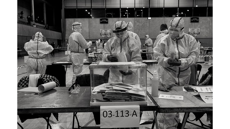 Miembros de una mesa electoral se preparan para comenzar a contar los votos de su mesa durante las elecciones autonómicas en Cataluña. Las elecciones se celebraron bajo estrictas medidas de seguridad debido a la pandemia de COVID-19. A causa del virus, la participación de los votantes en estas elecciones alcanzó un récord histórico bajo, con solo el 54% de la población participando.