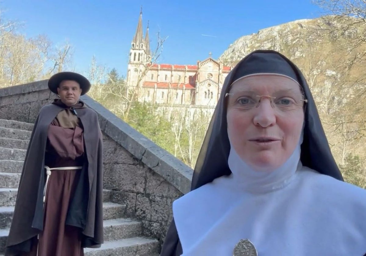 Sor Berit, en primer plano, bajo atenta mirada de fray Pedro María en una visita al santuario de Covadonga