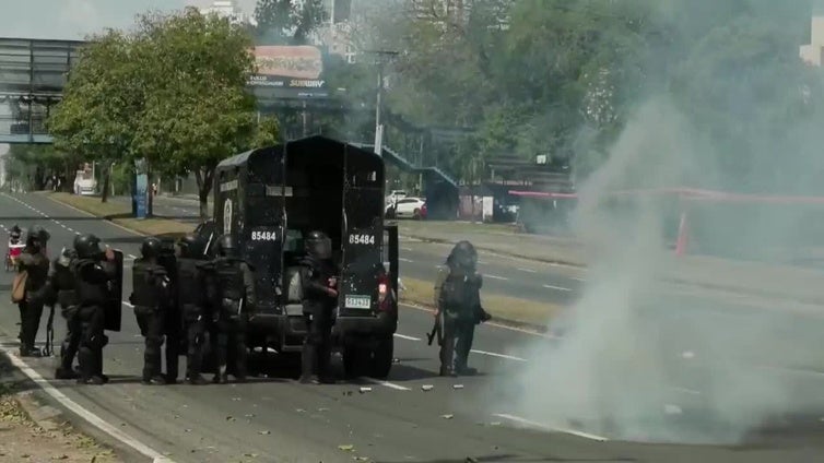 Estudiantes universitarios protestan en contra de un proyecto que reforma la seguridad social