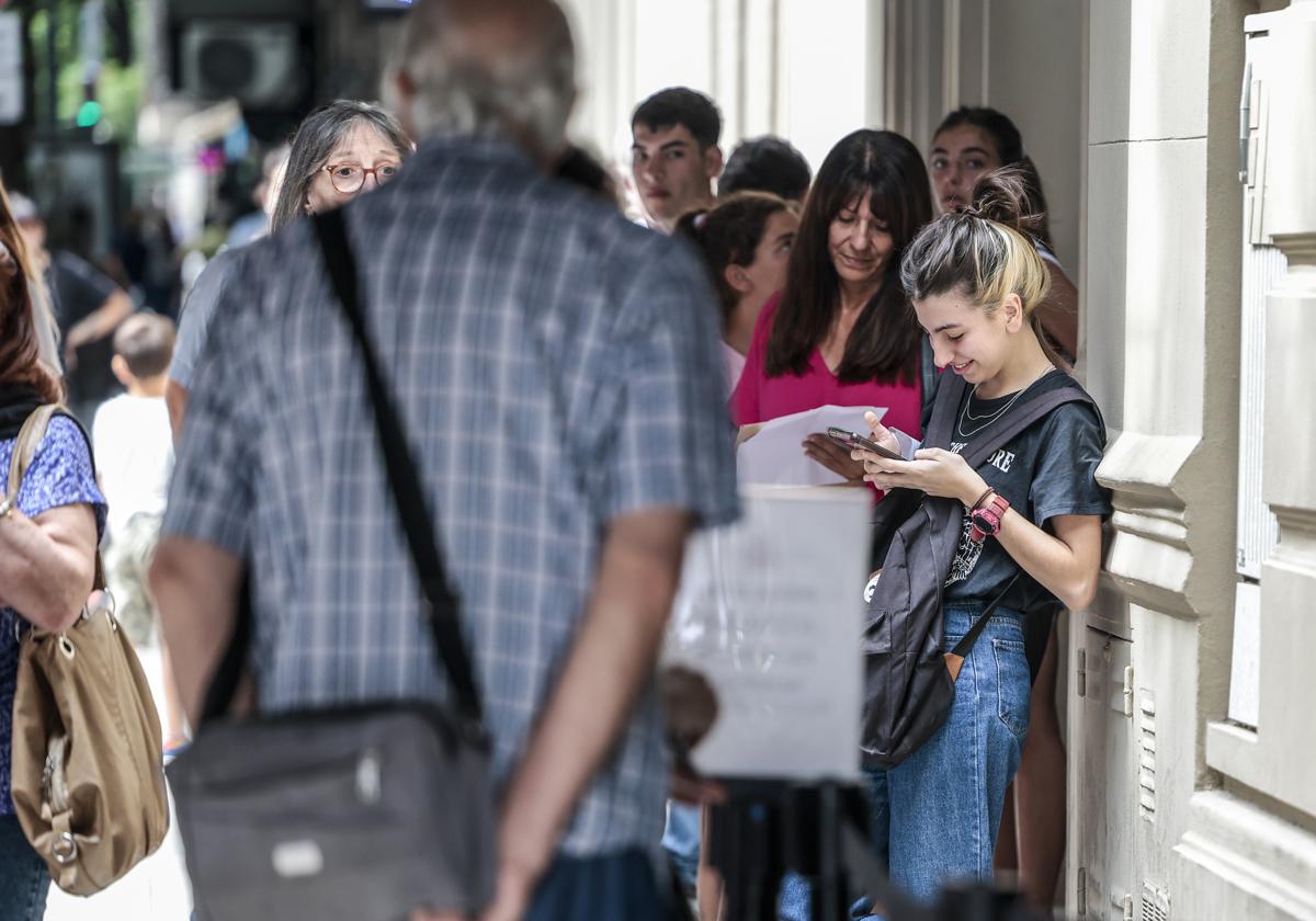 Españoles residentes en Argentina hacen cola en el consulado. (Archivo)