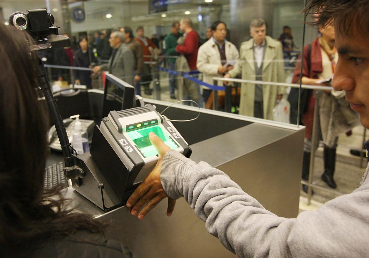 Una persona pasa el control del aeropuerto