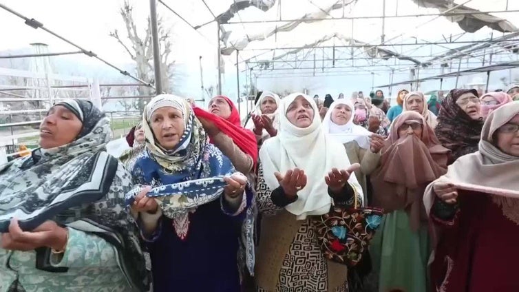 Musulmanes rinden honor al mártir Hazrat Ali, primo del profeta Mahoma, en Srinagar