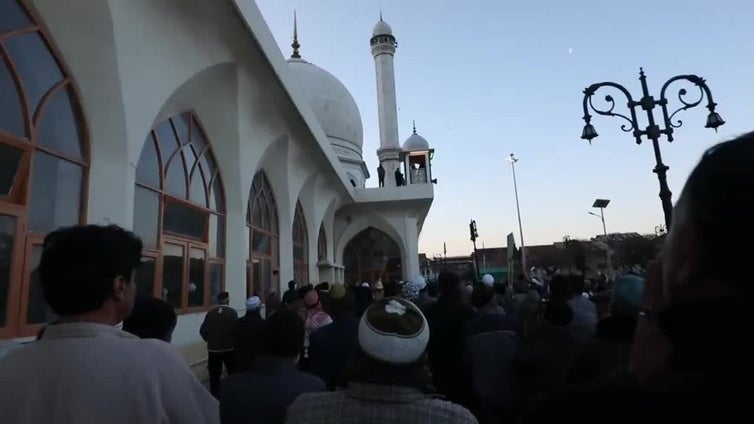 Musulmanes en Srinagar rinden honor al mártir Hazrat Ali, primo del profeta Mahoma