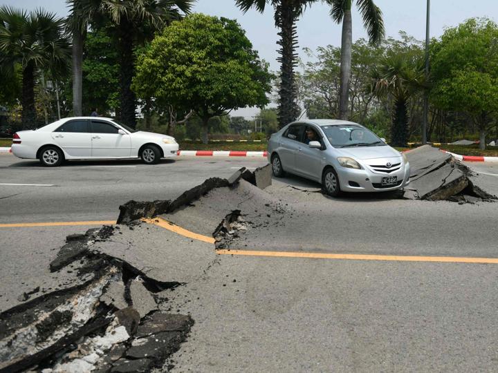 Coches intentando pasar por la carretera dañada de Naipyidó