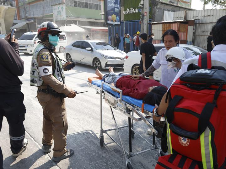 Heridos evacuados del lugar donde se ha derrumbado un edificio tras un terremoto, en Bangkok