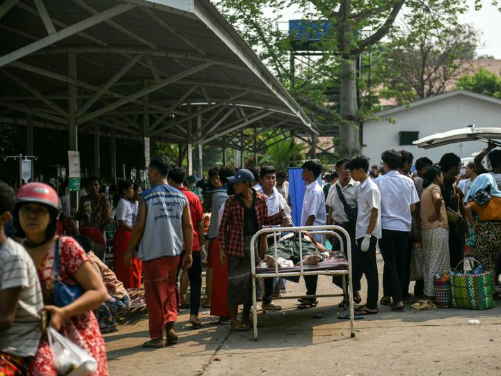 Supervivientes del terremoto se reúnen en el recinto de un hospital en Naypyidaw