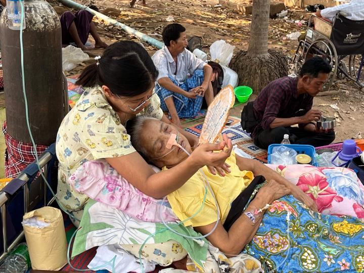 Sobrevivientes del terremoto esperando ayuda médica en los alrededores del hospital de Naipyidó