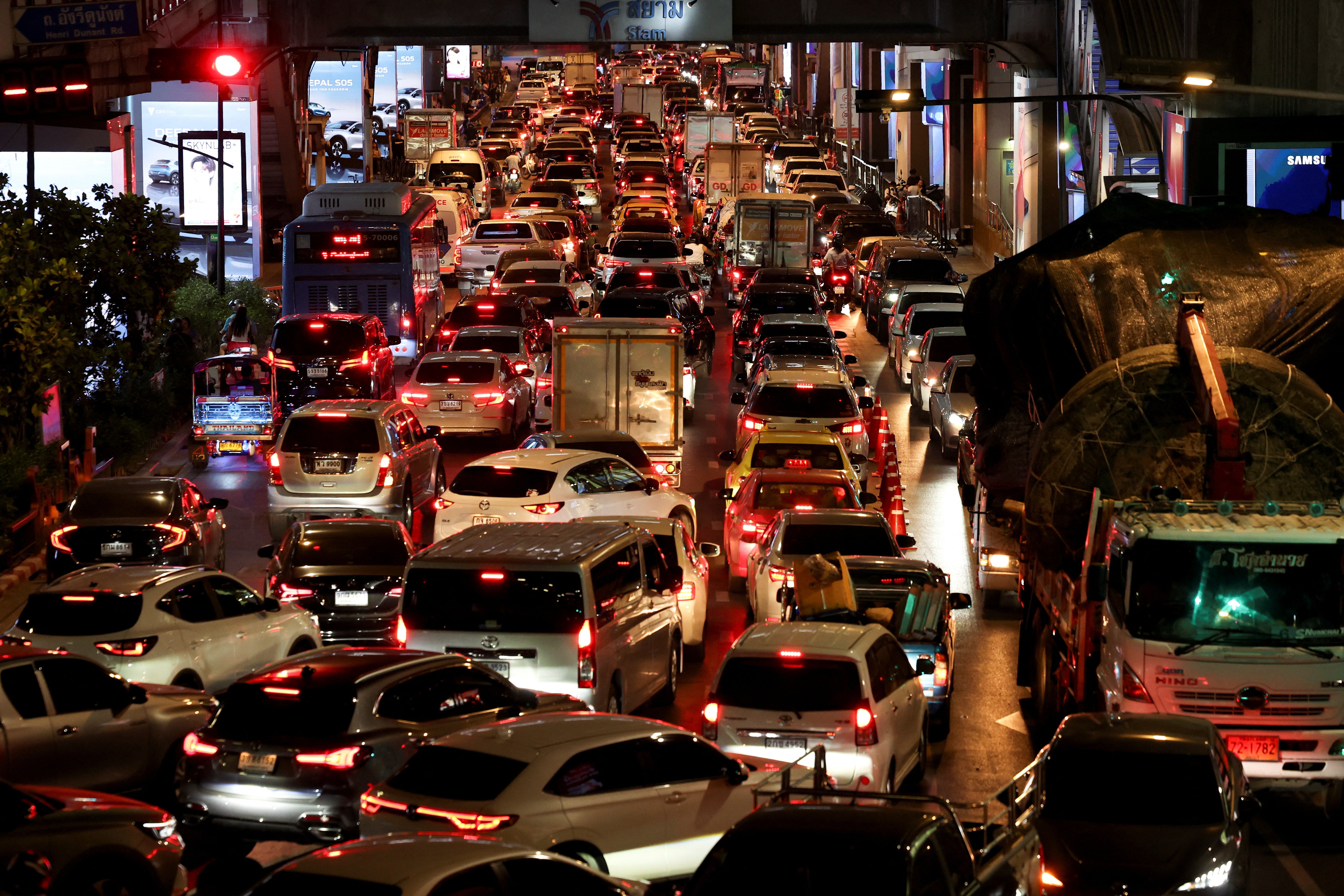 El terremoto provoca el atasco de vehículos en el centro de Myanmar 