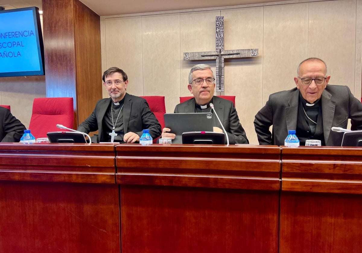 El cardenal José Cobo, Luis Argüello y el cardenal Juan José Omella en la mesa presidencial, momentos antes de comenzar la reunión