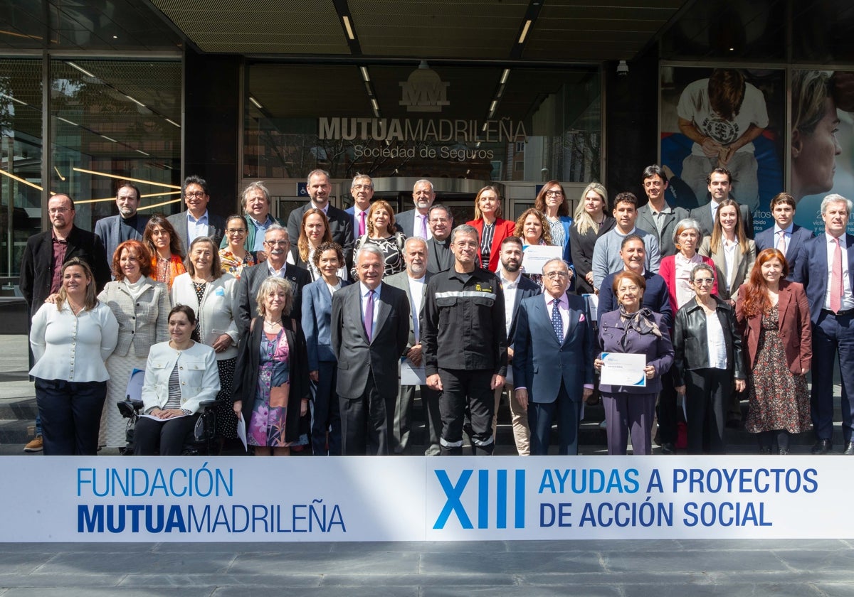 Los representantes de las asociaciones en la entrega de las ayudas del Grupo Mutua