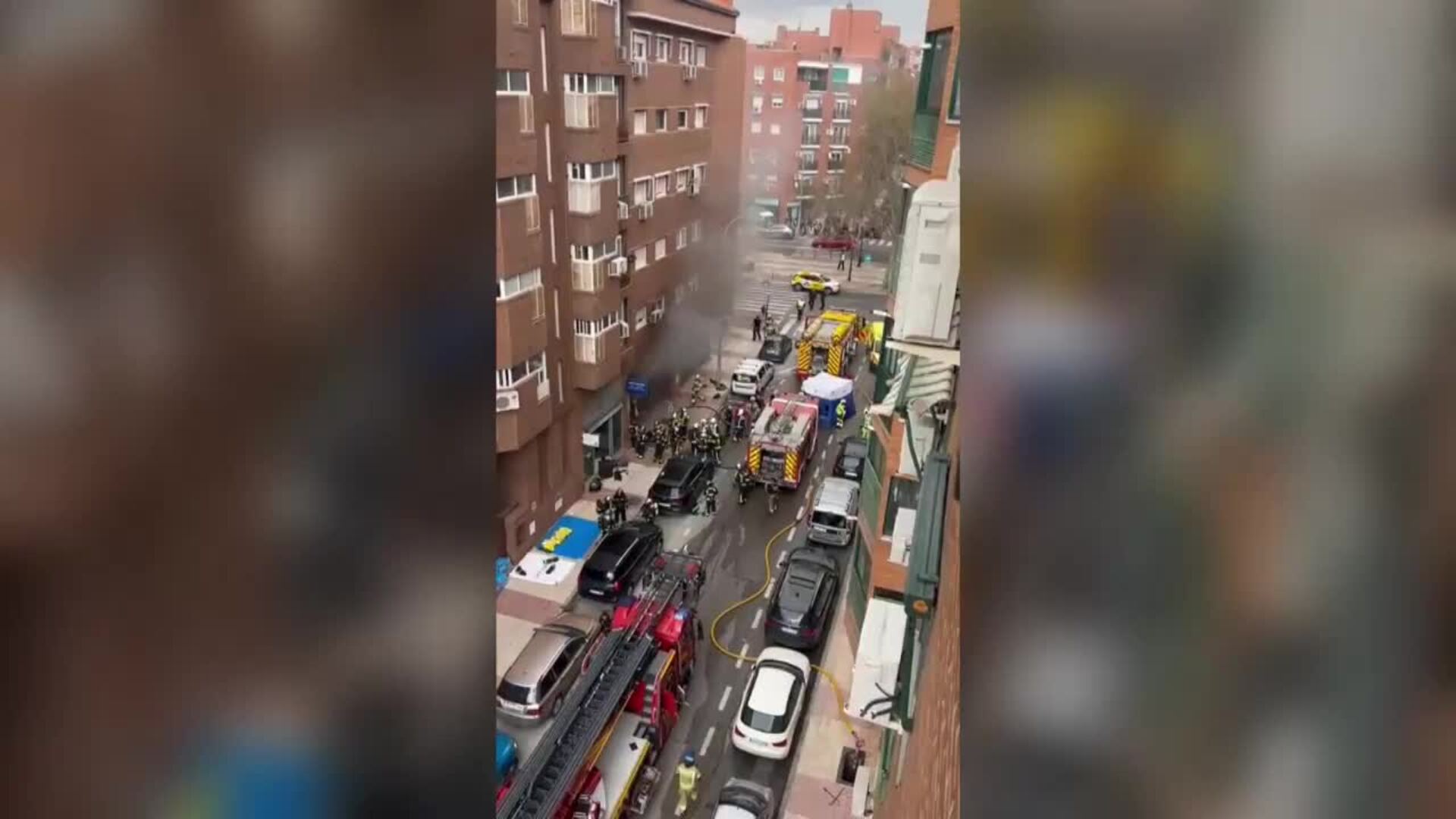Dos bomberos muertos, 14 heridos y un vecino intoxicado en el incendio ...