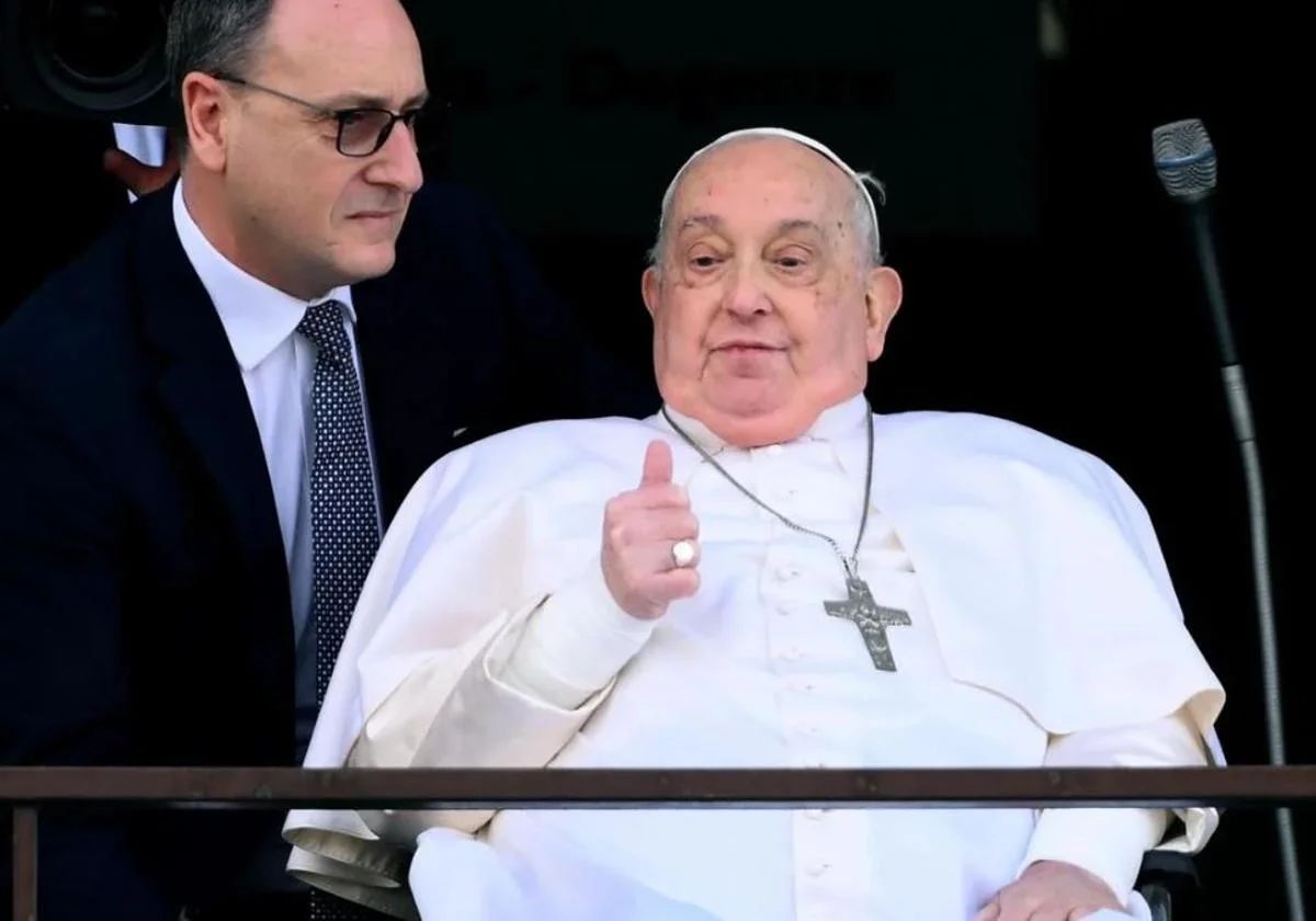 El Papa Francisco en su primera aparición pública desde su ingreso