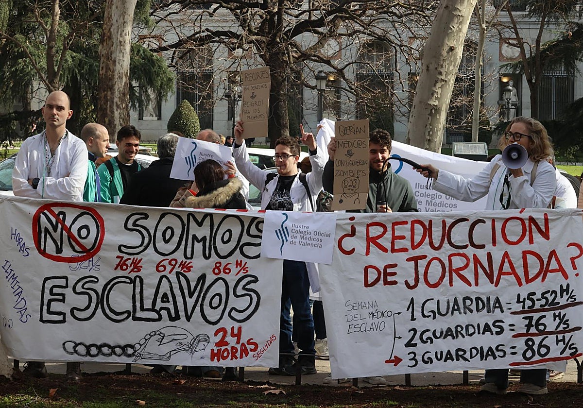 Protestas frente al Ministerio de Sanidad por la negociación del Estatuto Marco y las jornadas maratonianas