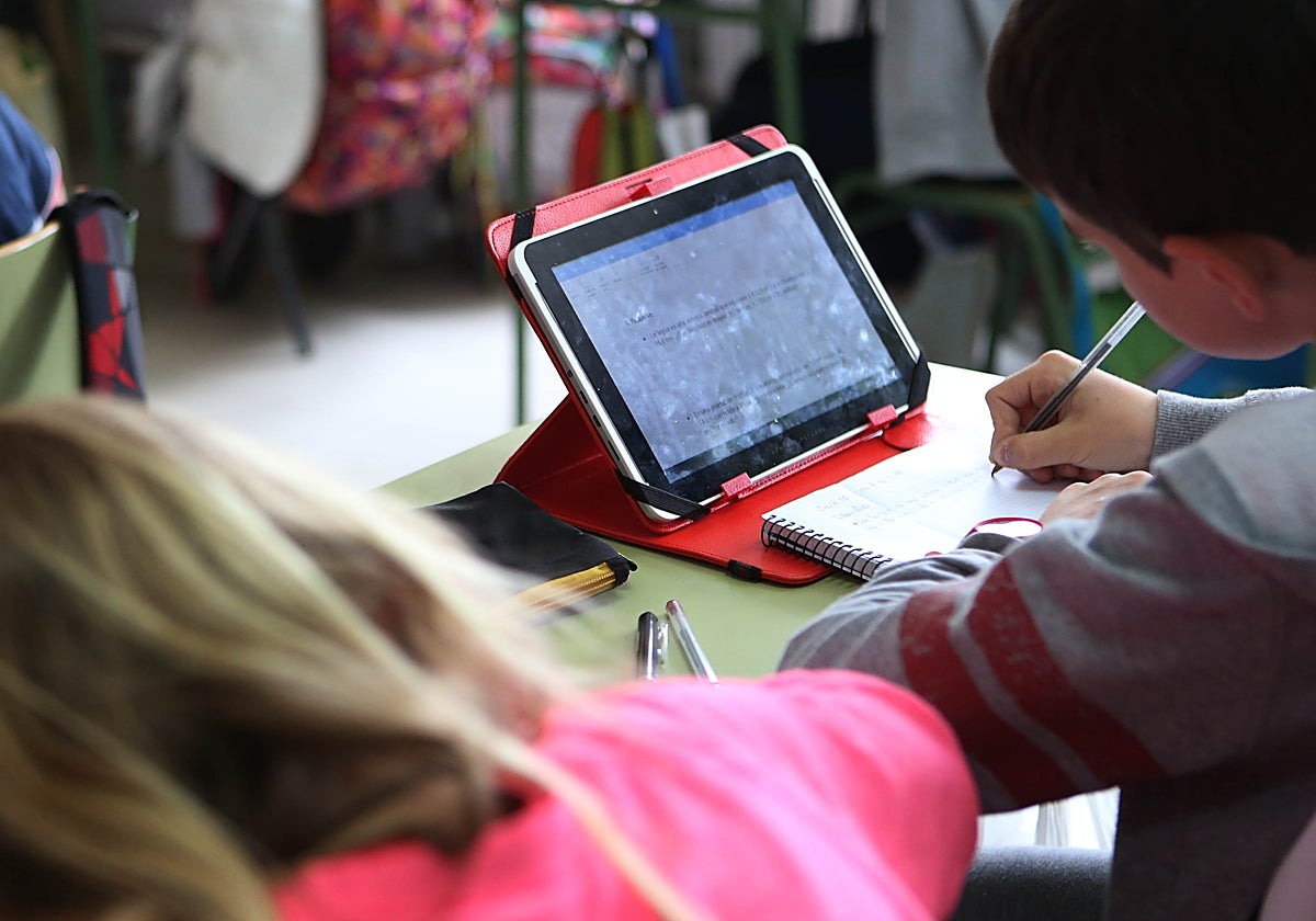 Un aula de Primaria que utiliza tabletas en clase