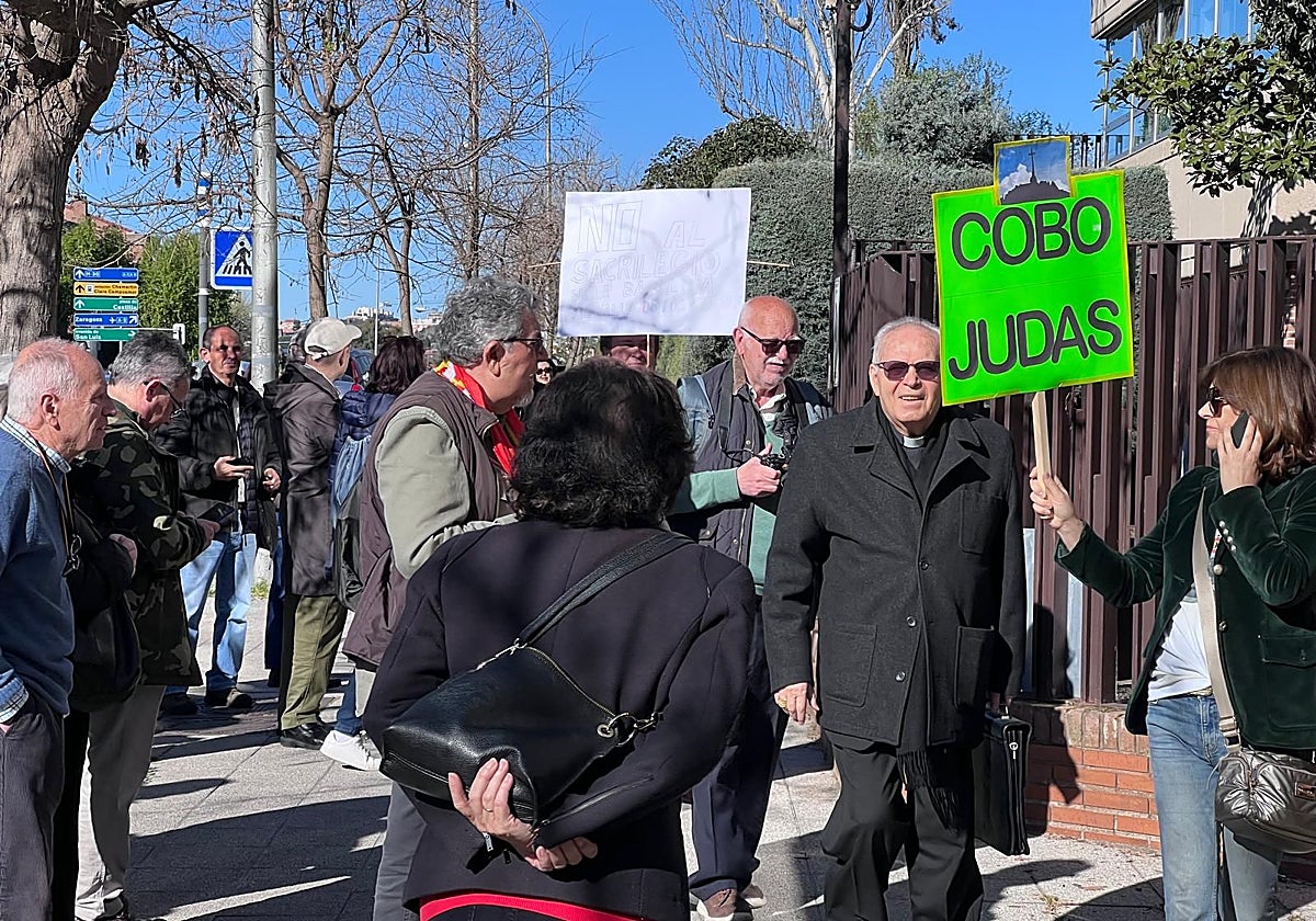 Algunos fieles protestaron frente a la sede de la Conferencia Episcopal por el acuerdo alcanzado por el Valle de los Caídos