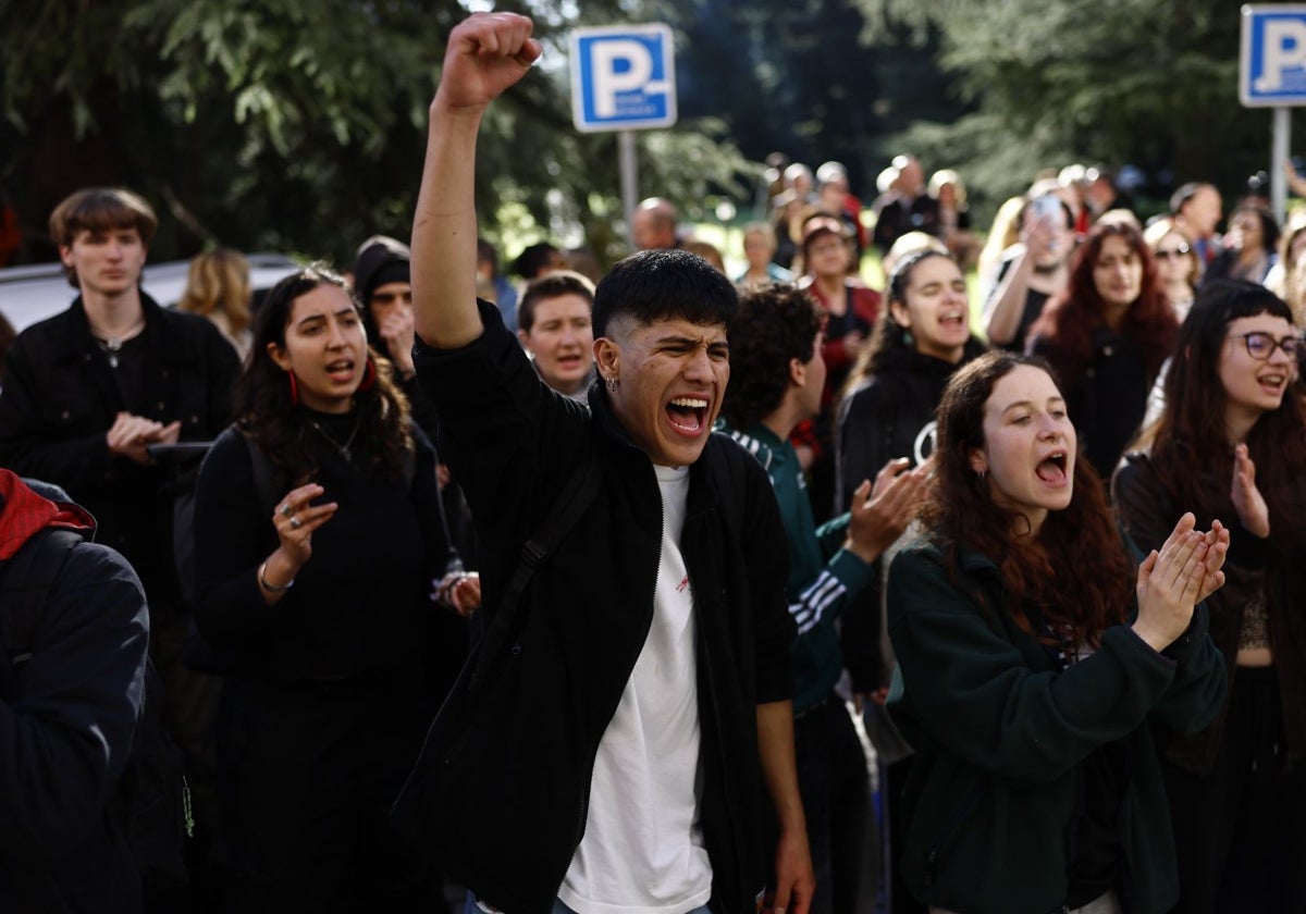 Estudiantes y docentes se encerraron el lunes en la Complutense contra las políticas de Ayuso