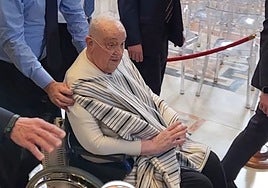 El Papa visita por sorpresa la basílica de San Pedro en camiseta y manta