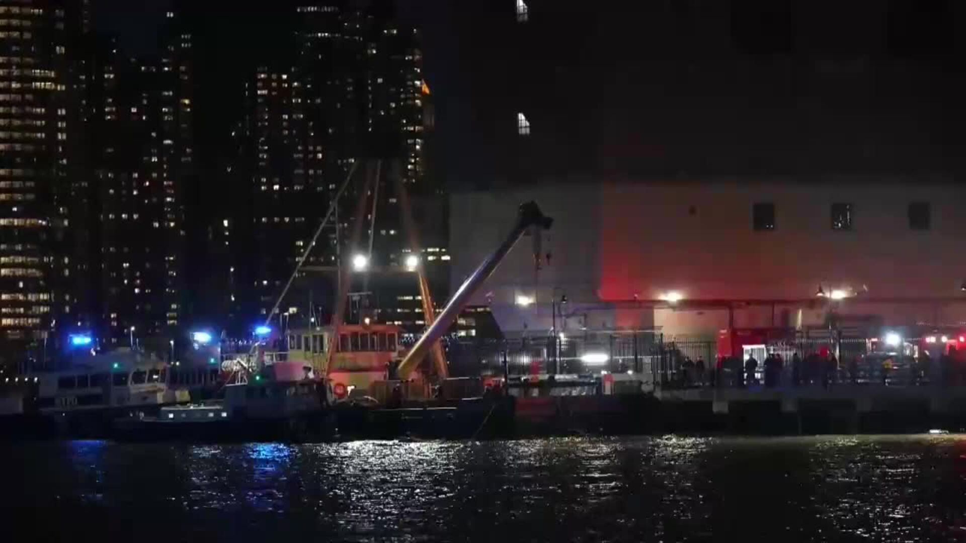 Organismos de emergencia de Nueva York adelantan labores de recolección tras accidente de helicóptero