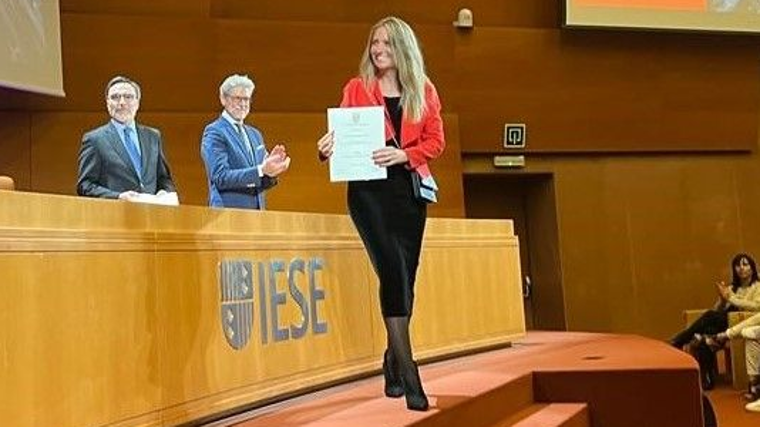 Mercé Camprubí Montal recogiendo su título al graduarse de la IESE Business School