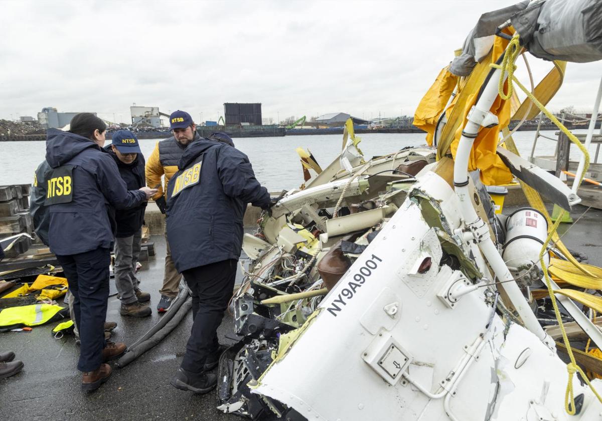 Inspectores de la Junta Nacional de Seguridad en el Transporte (NTSB) inspeccionando la aeronave accidentada