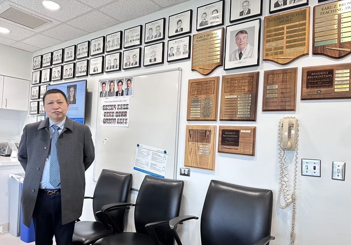 El doctor Qingping Xie en su consulta del hospital Hangzhou Qiushi