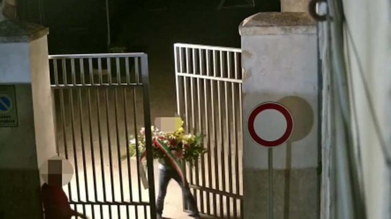 Imagen distribuida por la Policía del momento en el que retiraban las flores de las tumbas para revenderlas