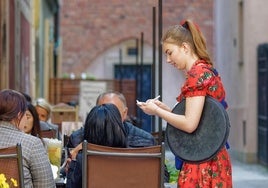 Uno de cada tres universitarios en España trabaja en puestos que no requieren titulación: estos son los datos de Eurostat