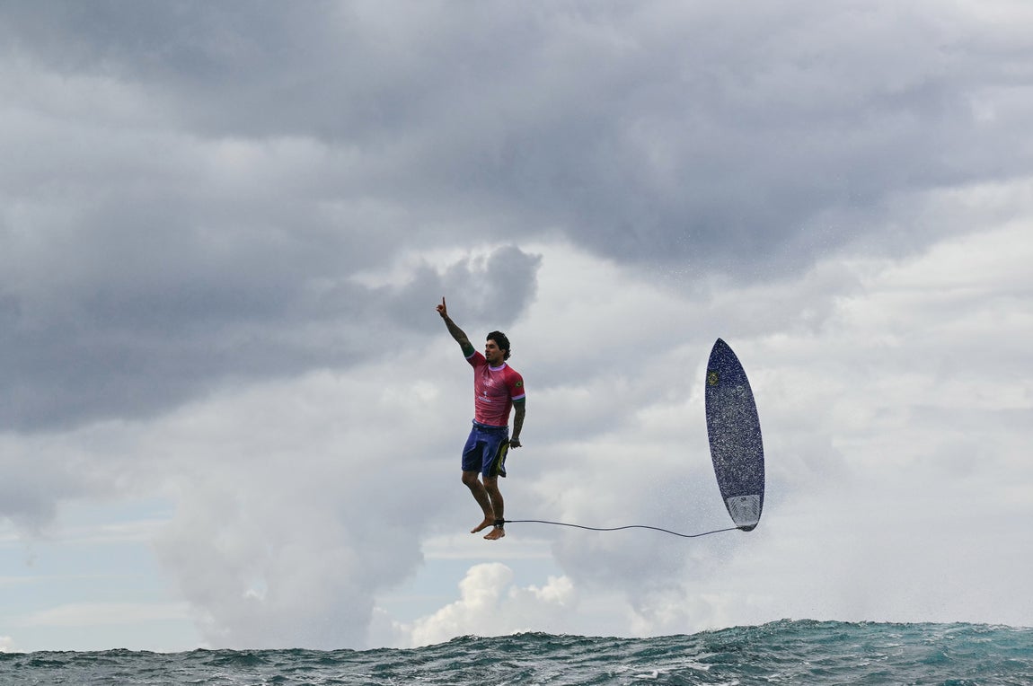 El surfista brasileño Gabriel Medina capturado tras haber superado una gran ola en la quinta manga de la tercera ronda de surf masculino durante los Juegos Olímpicos de 2024 de París