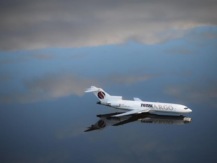 Un Boeing 727-200 varado rodeado por las aguas de la inundación en el Aeropuerto Internacional Salgado Filho, Brasil