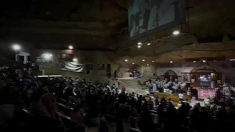 Cristianos egipcios asisten a una misa de Pascua en El Cairo