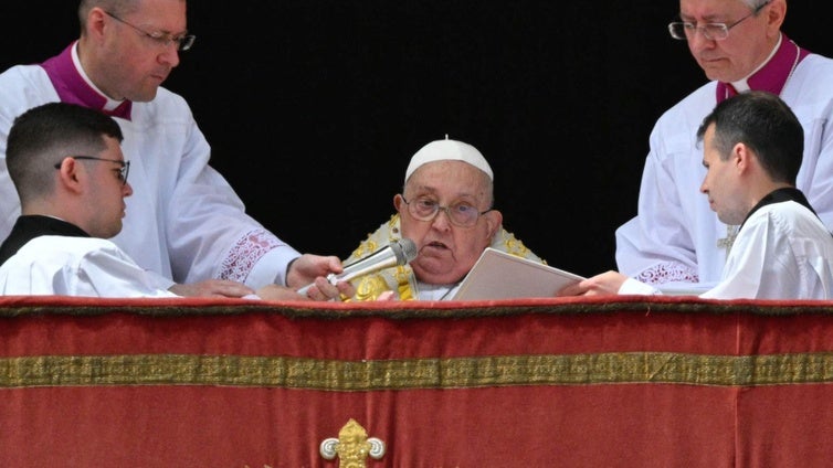 El Papa da una bendición Urbi et Orbi y recorre la plaza en papamóvil