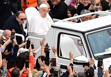 El Papa da una bendición Urbi et Orbi y recorre la plaza en papamóvil