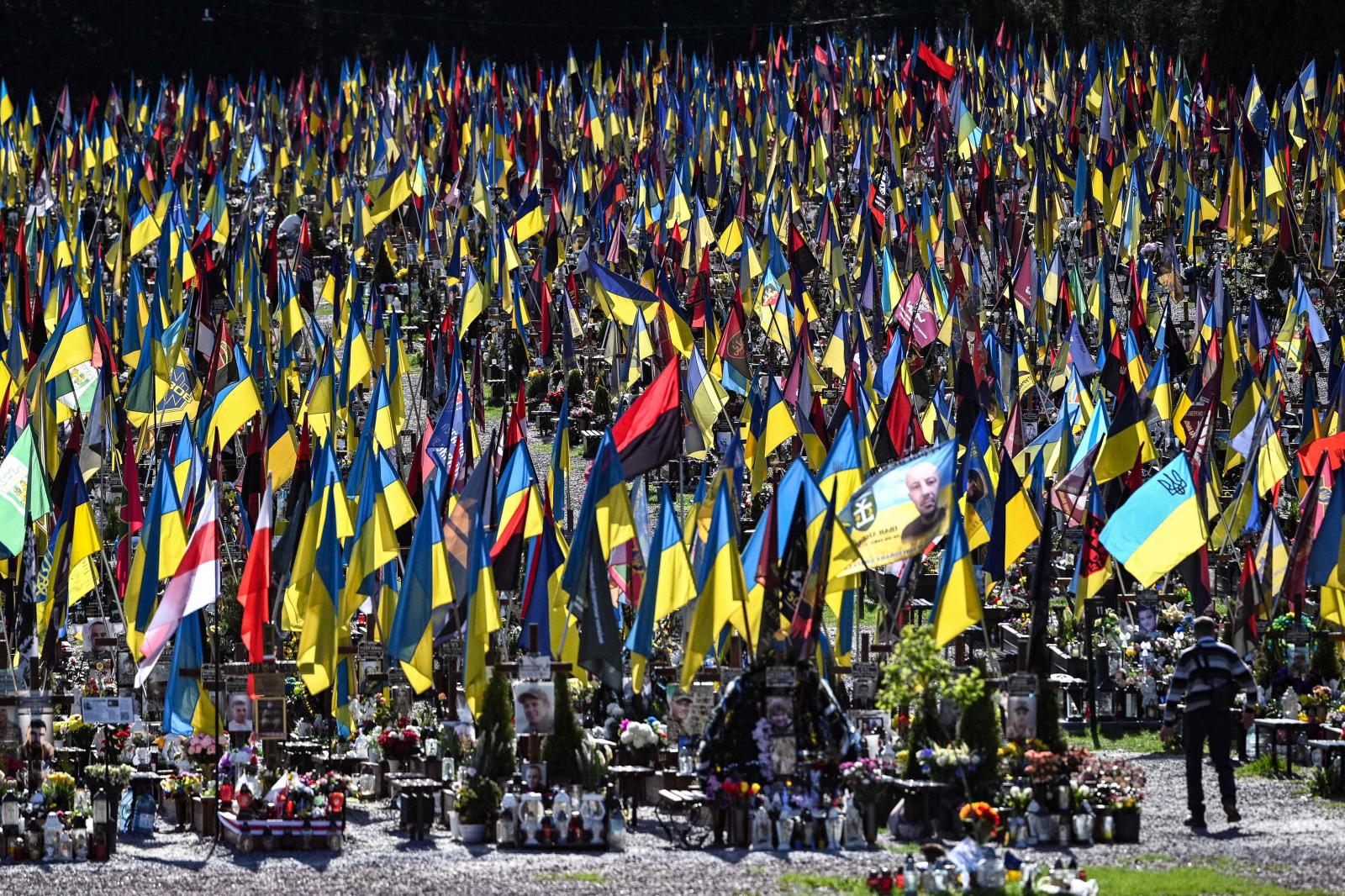 Las tumbas decoradas con banderas ucranianas en el Cementerio Militar de Lychakiv el Domingo de Pascua, en Lviv.