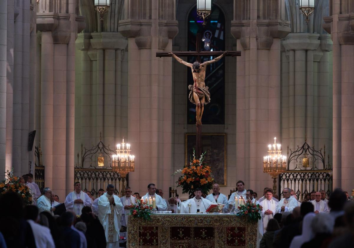 Misa en la Almudena por el Papa Francisco.