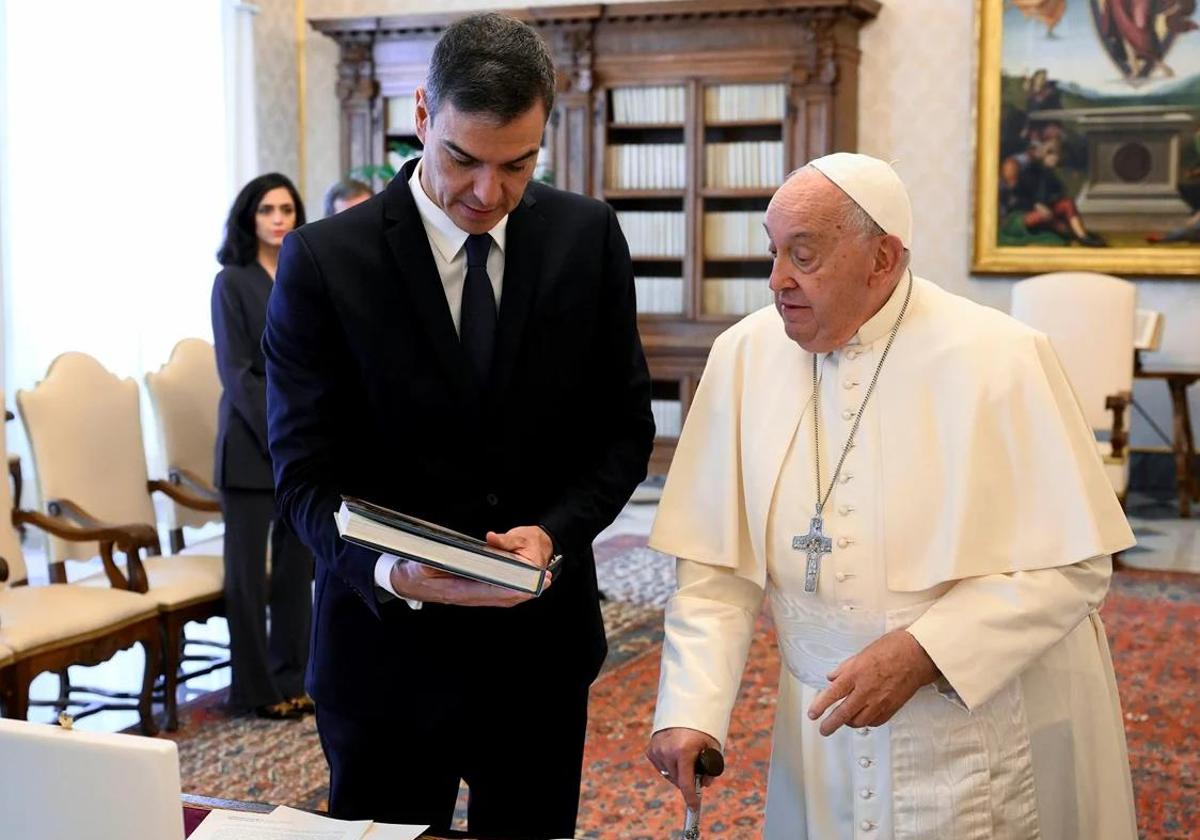 Pedro Sánchez y el Papa Francisco, en su visita a Roma el pasado mes de octubre.