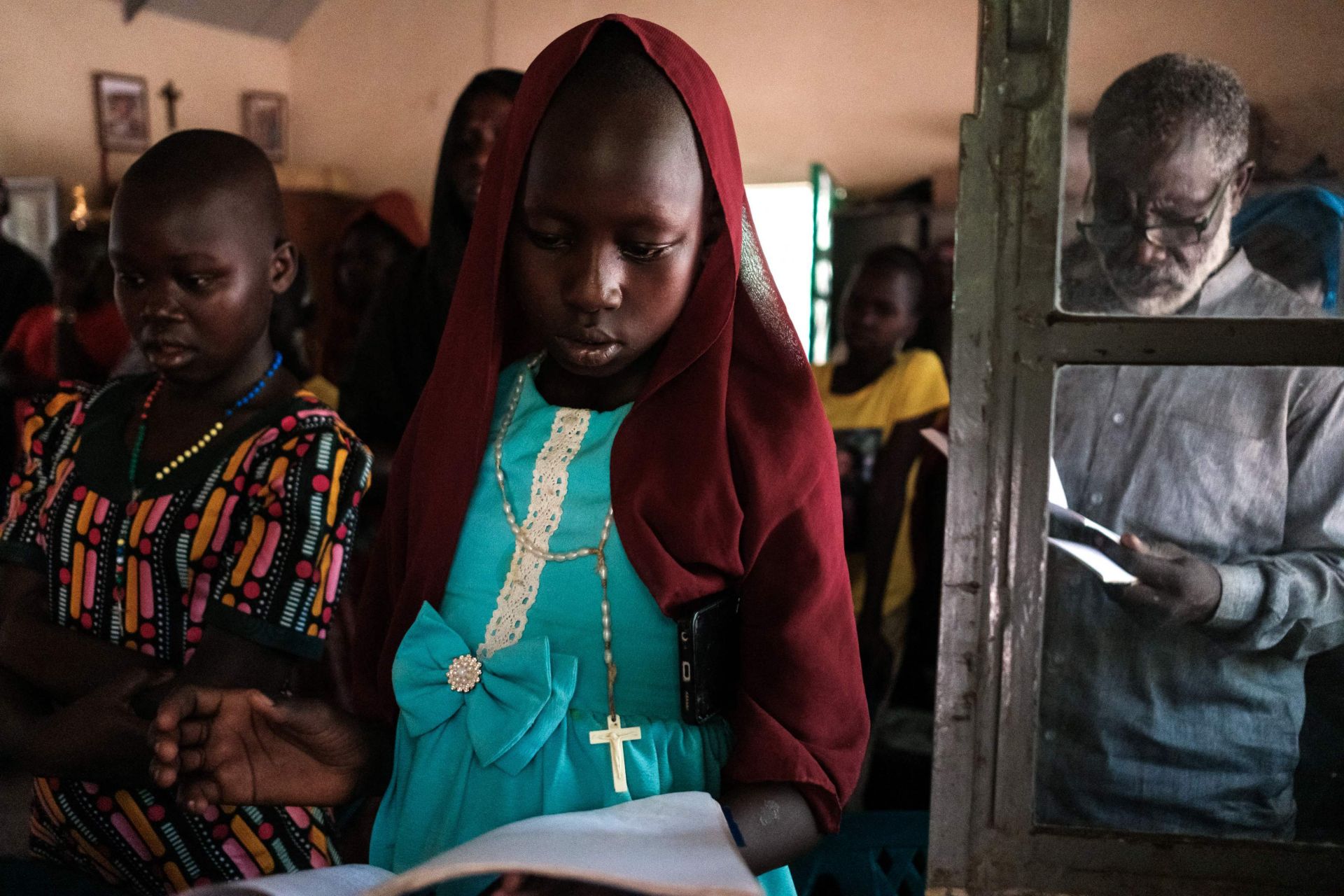 Fieles cantan durante la misa por el Papa en una iglesia en el terreno del Hospital Madre de la Misericordia en Gidel, en las montañas Nuba de Sudán