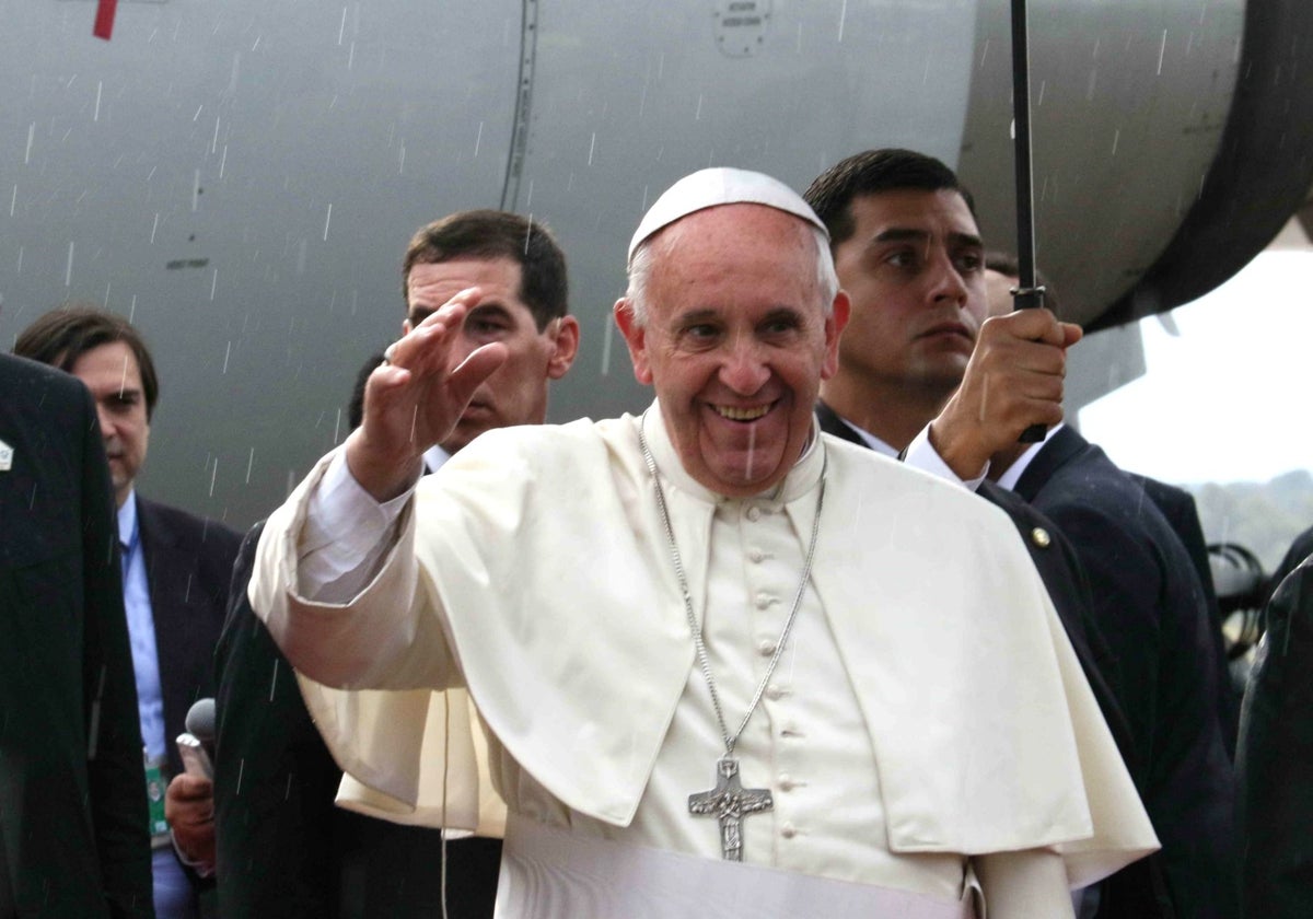 El Papa, en 2015, durante un viaje, en Paraguay