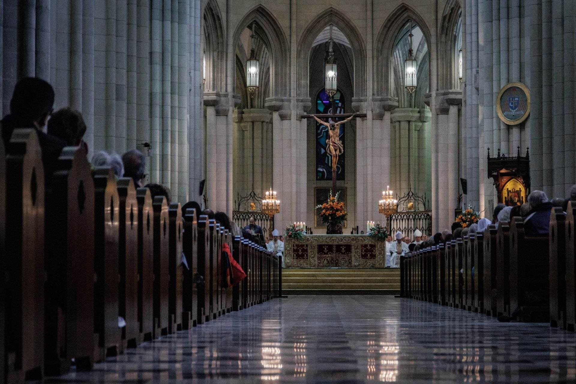 La misa en la Almudena por el Papa, en imágenes