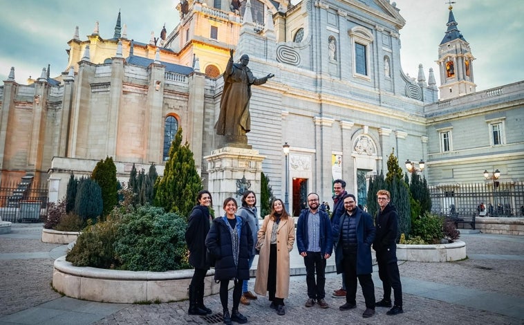 Imagen principal - Arriba, un grupo de jóvenes antes de rezar por el Papa en la Almudena (Madrid). En el centro, Jesús, Cristina, Rocío, Blanca y Quique en la parroquia de San Juan Crisóstomo. Miembros de Effeta, un movimiento de retiros católicos, señalan que Francisco les animó a «no tener miedo». Debajo, Maca y Víctor, de Hakuna