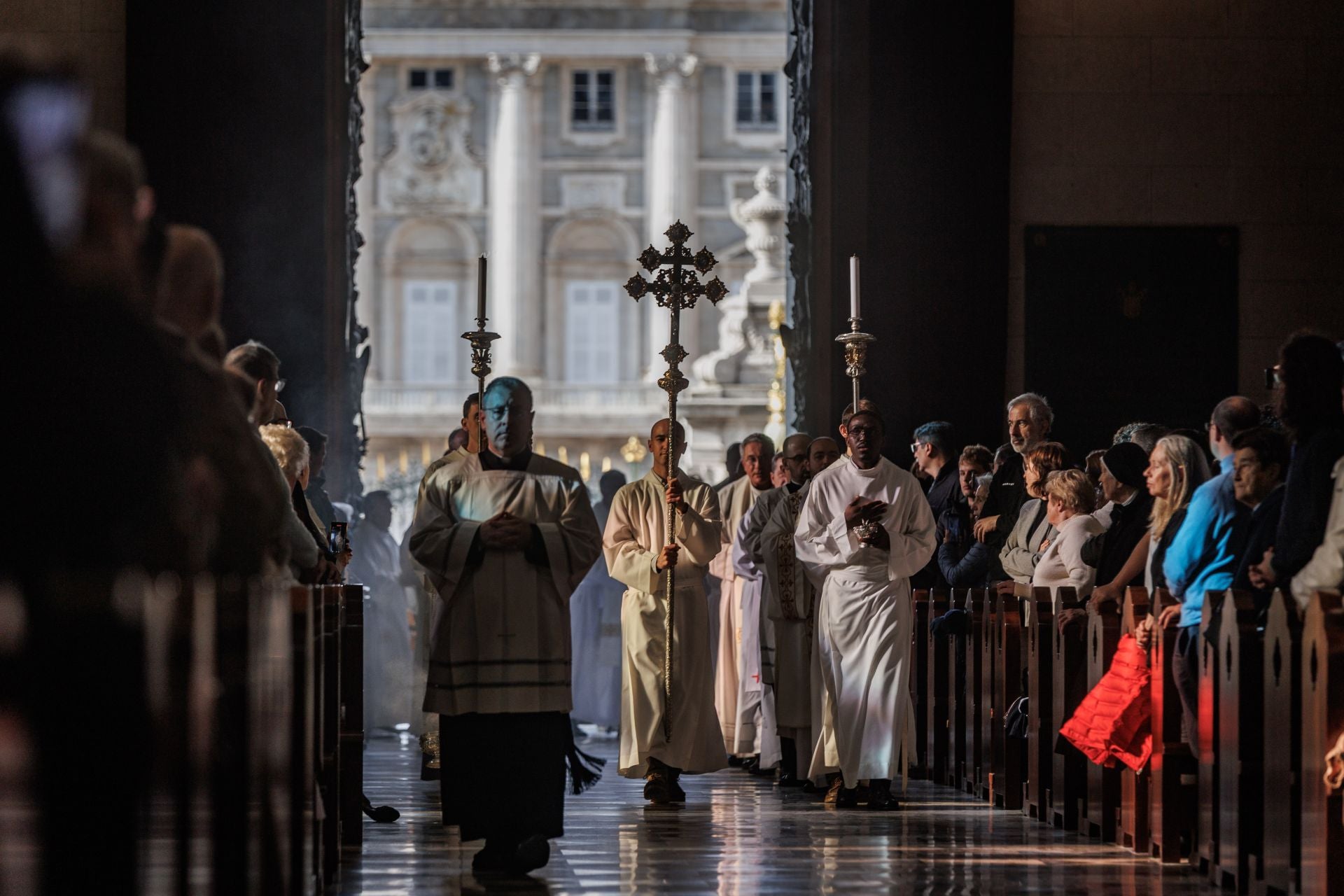 La misa en la Almudena por el Papa, en imágenes