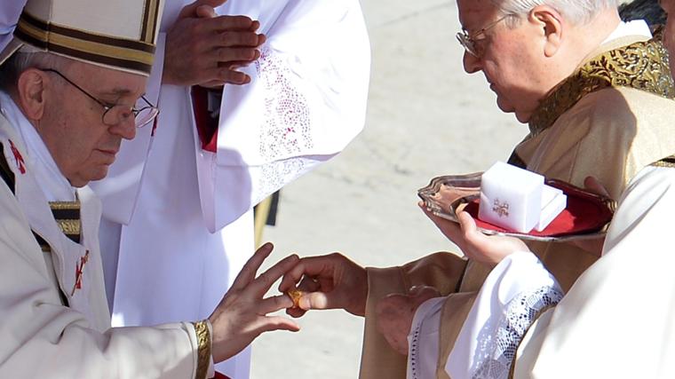 El cardenal Angelo Sodano le pone el anillo del pescador al Papa Francisco durante su entronización