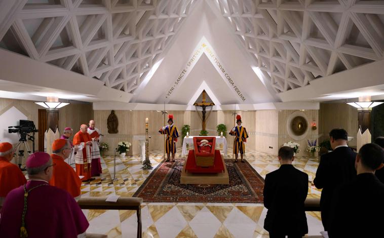 Imagen principal - Fotografías facilitadas por el Vaticano del féretro abierto del Papa Francisco