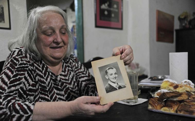 Imagen principal - María Elena Bergoglio muestra en 2013, por vez primera, fotografías de su hermano en diferentes momentos de su vida