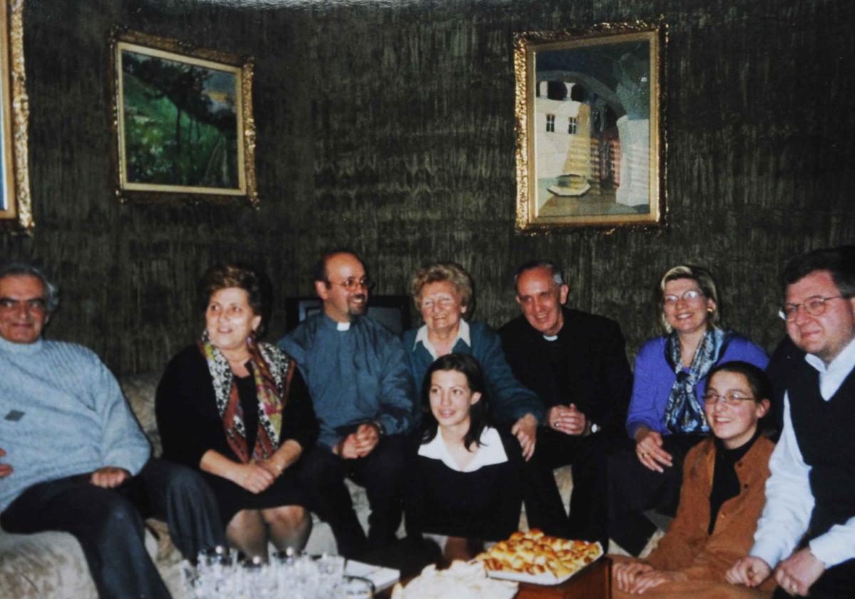 Jorge Mario Bergoglio junto a familiares en Buenos Aires, antes de ser Papa
