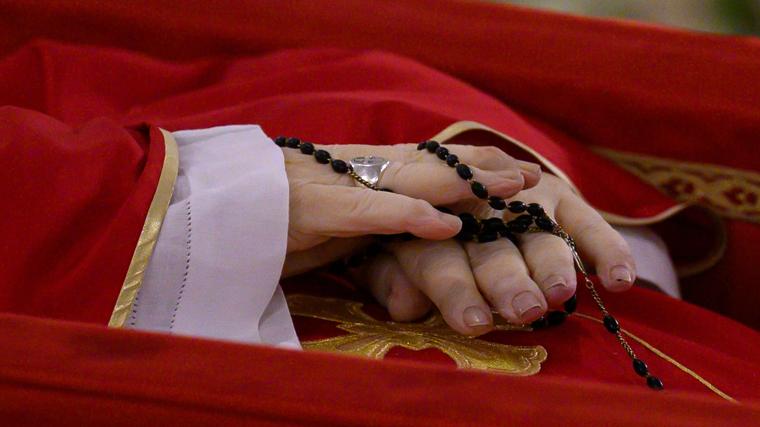 Las manos del Papa Francisco, ya fallecido, con su anillo puesto, y un rosario