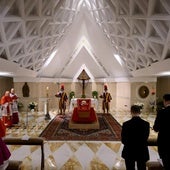 Silencio, lágrimas y un desmayo en la capilla íntima del Papa