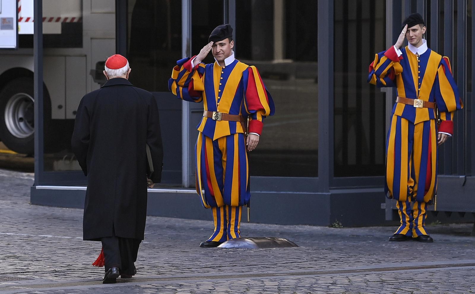 Uno de los cardenales llega a la residencia de Santa Marta.