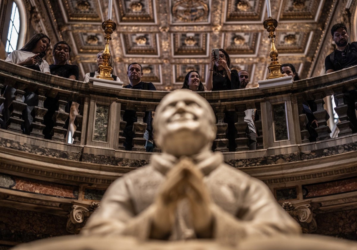 Peregrinos observan la estatua de mármol del Papa Pío IX en la Basílica de Santa María la Mayor donde será enterrado Francisco